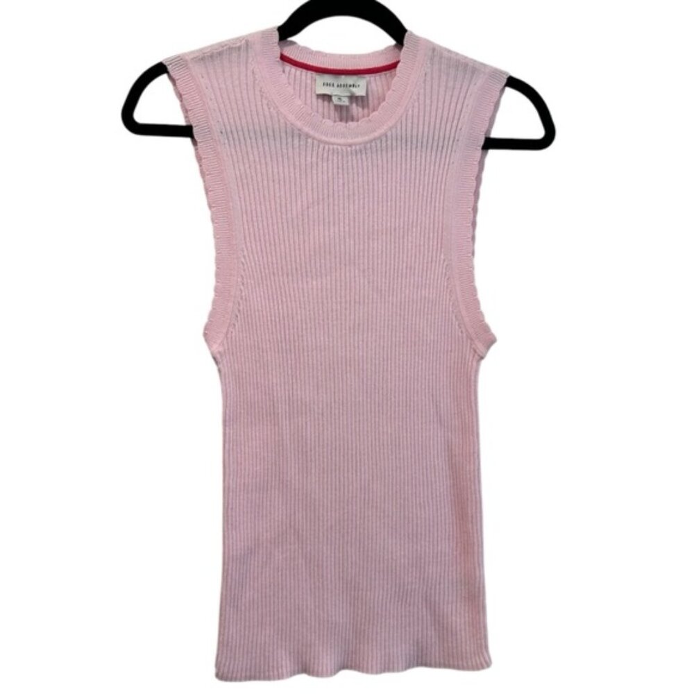 Free Assembly size XL light pink stretch‎ sleeveless sweater with scalloped trim